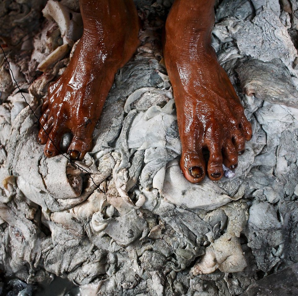 Füße eines Arbeiters in Gerberei in Bangladesh